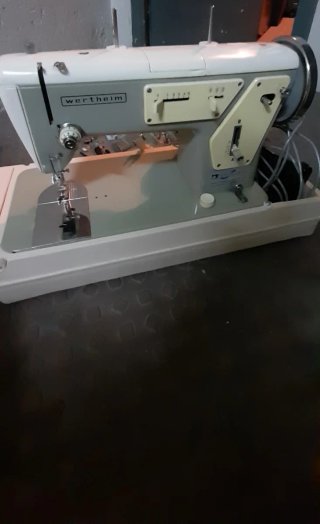 Máquina de coser y bordar Wertheim