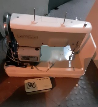 Máquina de coser y bordar Wertheim