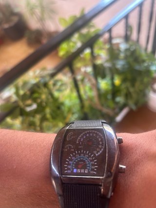 Reloj velocímetro negro y plateado