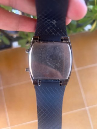 Reloj velocímetro negro y plateado