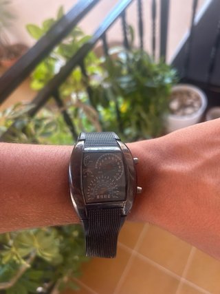 Reloj velocímetro negro y plateado