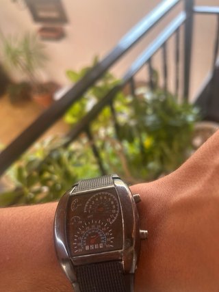 Reloj velocímetro negro y plateado