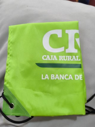 Gorra roja y mochila de tela