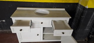 Mueble de baño de madera y mármol