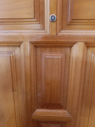 Puerta de entrada piso de madera