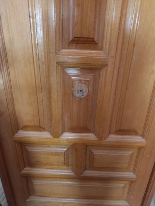 Puerta de entrada piso de madera