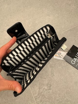 Portafoglio donna Gaudì nero lucido con zip