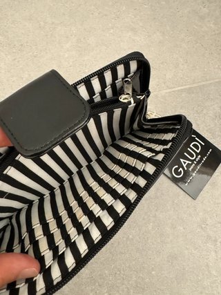 Portafoglio donna Gaudì nero lucido con zip