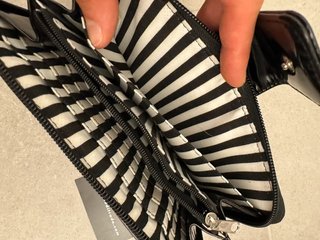 Portafoglio donna Gaudì nero lucido con zip