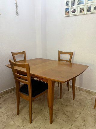 Mesa extensible madera maciza + 4 sillas