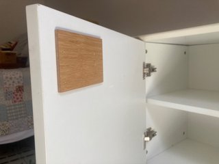 Cómoda blanca de madera