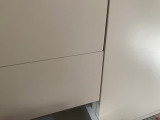 Cómoda blanca de madera