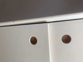 Cómoda blanca de madera