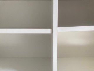 Cómoda blanca de madera