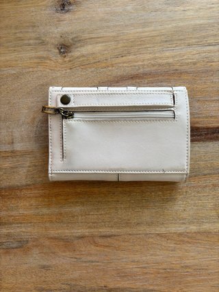 Monedero Guess Piel Beige Tachuelas
