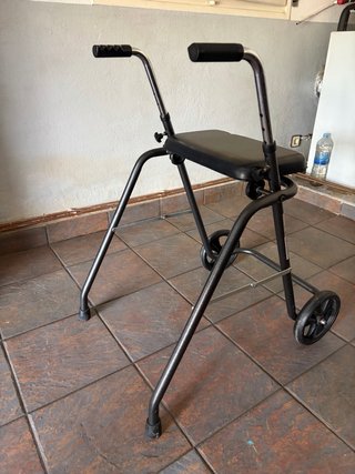 Andador con asiento y ruedas