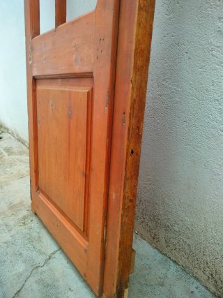Puerta antigua madera sin cristal.