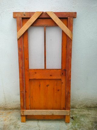 Puerta antigua madera sin cristal.