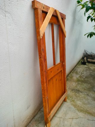 Puerta antigua madera sin cristal.