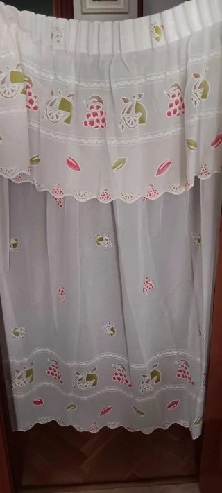Cortinas blancas con estampado frutal