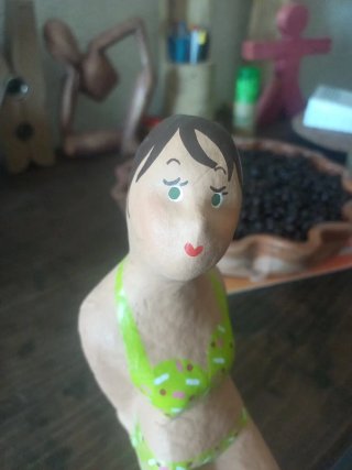 Escultura de cartón piedra mujer bikini