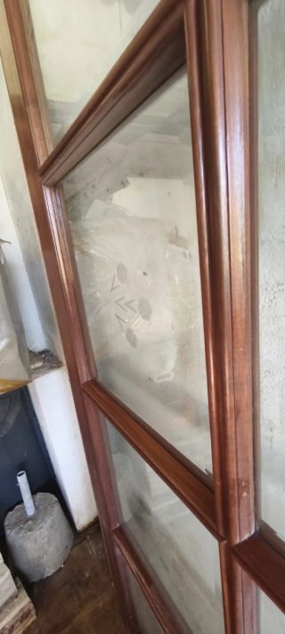 Divisor madera sapelly y cristal grabado 102x235cm