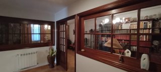 Divisor madera sapelly y cristal grabado 102x235cm