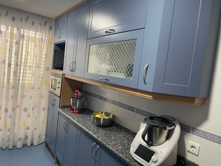 Cocina azul y blanca