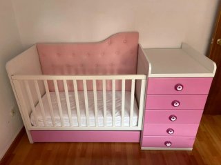 Cuna de bebé con cambiador rosa