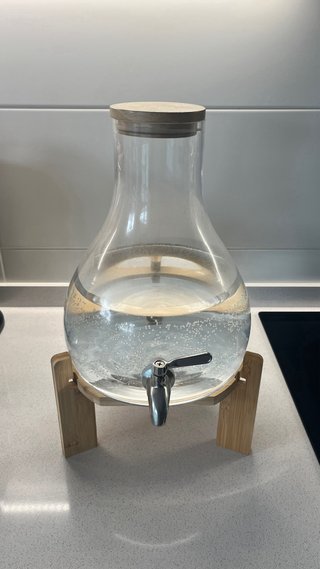 Jarra de agua de cristal con soporte de bambú