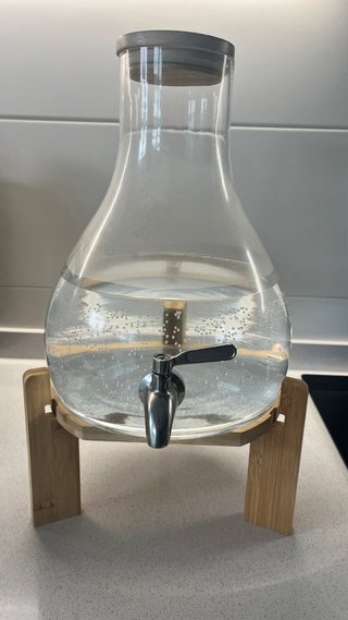 Jarra de agua de cristal con soporte de bambú
