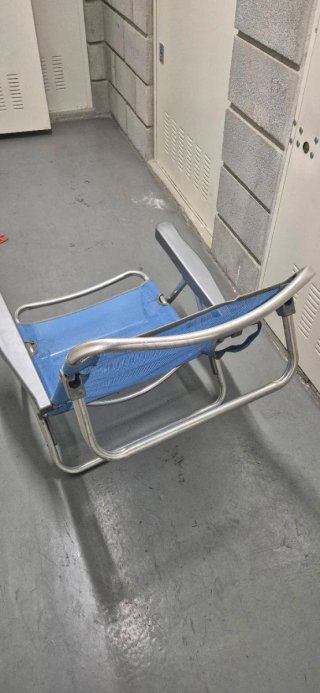 Silla de playa plegable azul y plateada