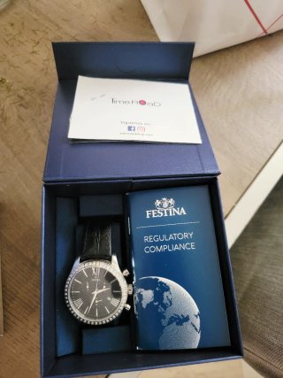 Reloj Festina Hombre Negro y Plateado Nuevo