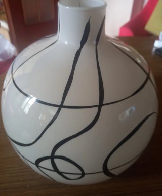 Florero de cristal blanco con diseño negro