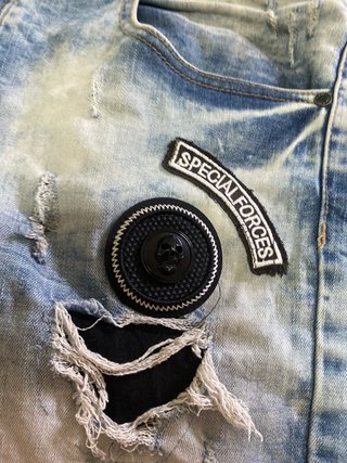 Pantalón corto vaquero desgastado