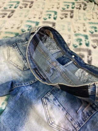 Pantalón corto vaquero desgastado