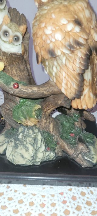 Figura Búho con crías en árbol