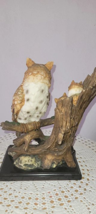 Figura Búho con crías en árbol