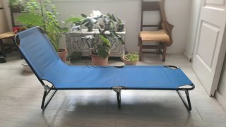 Tumbona plegable azul y negra