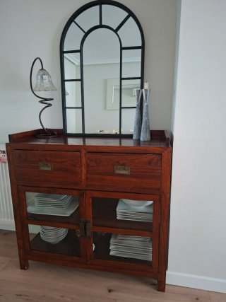 Aparador de madera de Olmo con puertas de cristal