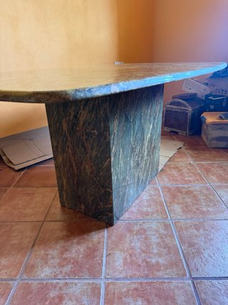 Mesa de mármol verde y multicolor