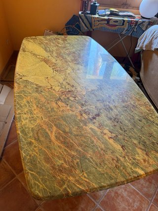 Mesa de mármol verde y multicolor
