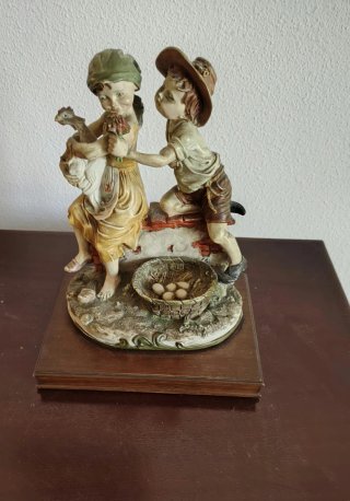 Figura G. Armani Capodimonte Niños con Gallina