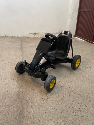 Coche de pedales negro