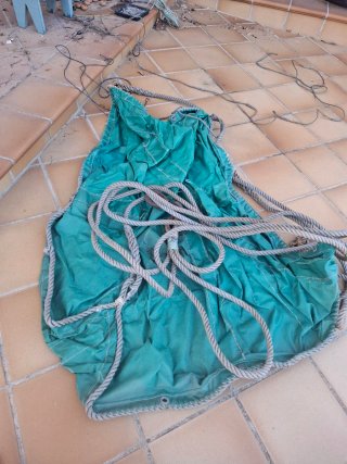 Lona verde con cuerdas