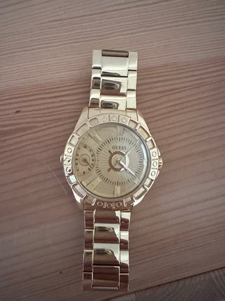 Reloj Guess Dorado
