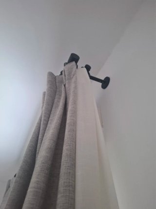 Cortinas, visillo y barra doble.