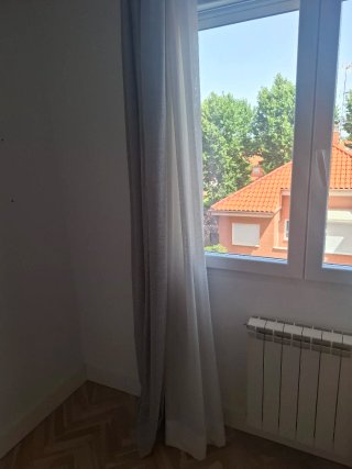 Cortinas, visillo y barra doble.
