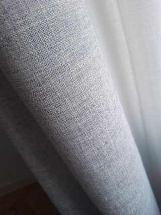 Cortinas, visillo y barra doble.