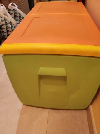 Baúl multiusos naranja y amarillo